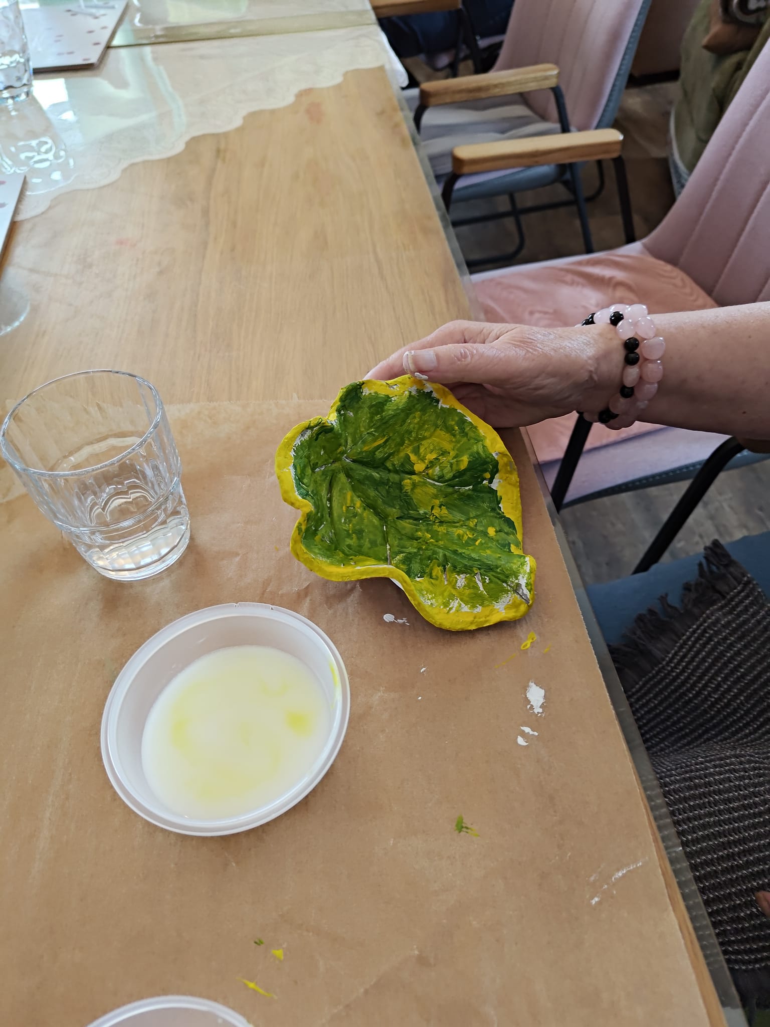 Blätter bemalen - kreative Aktivität