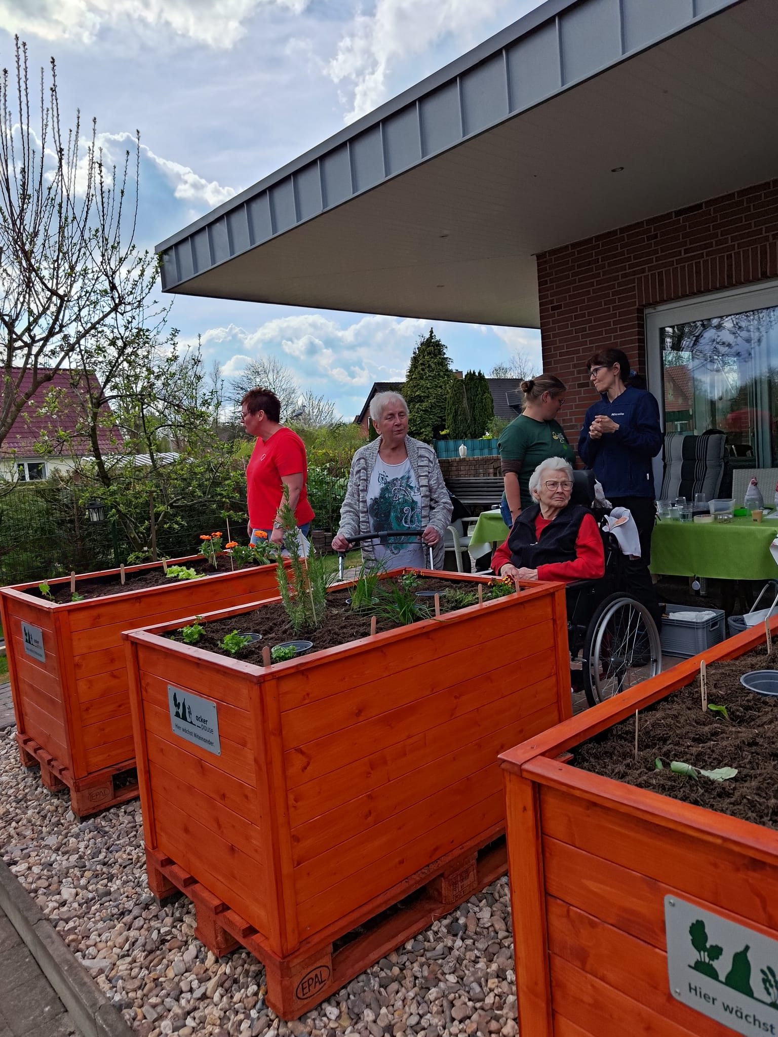 Gemeinsame Gartenarbeit in den Hochbeeten