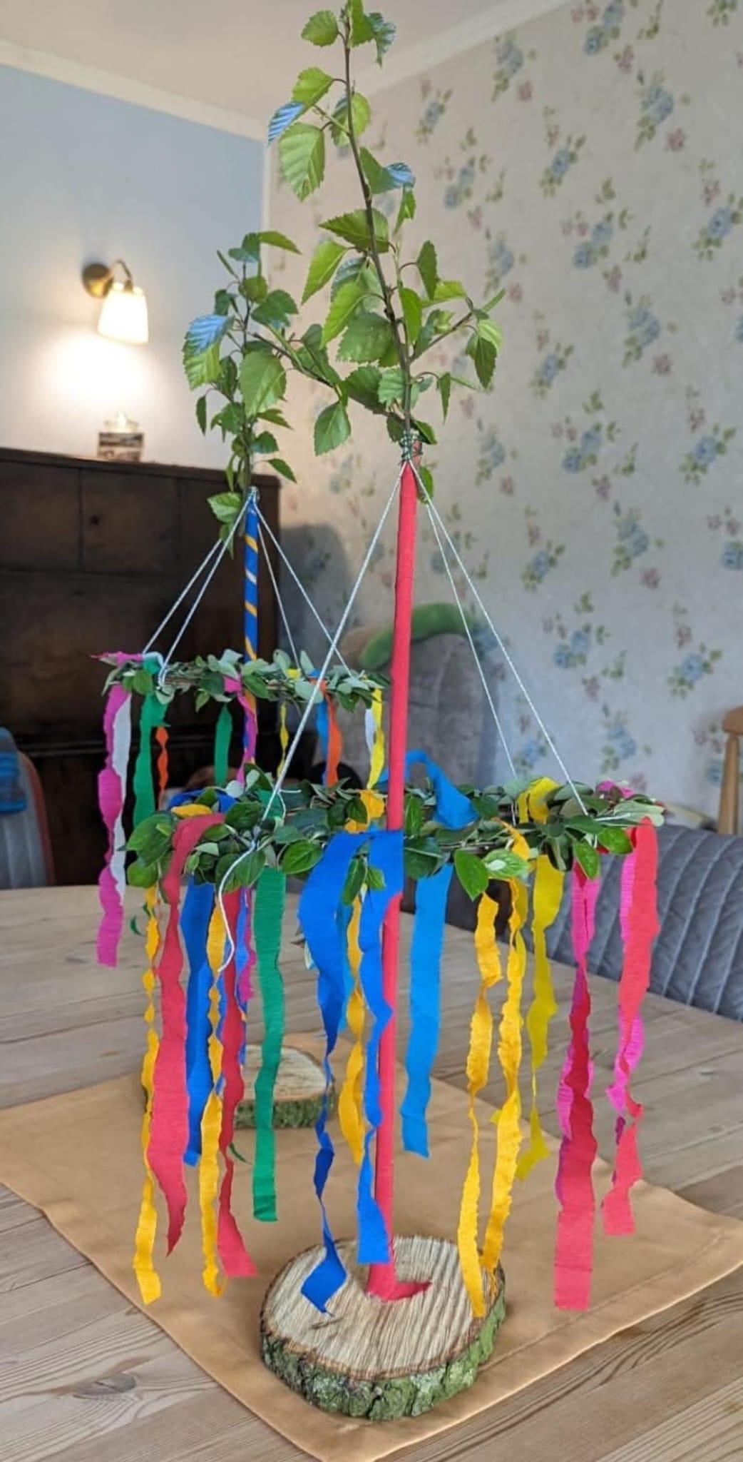 Bunte Maibaum-Dekoration