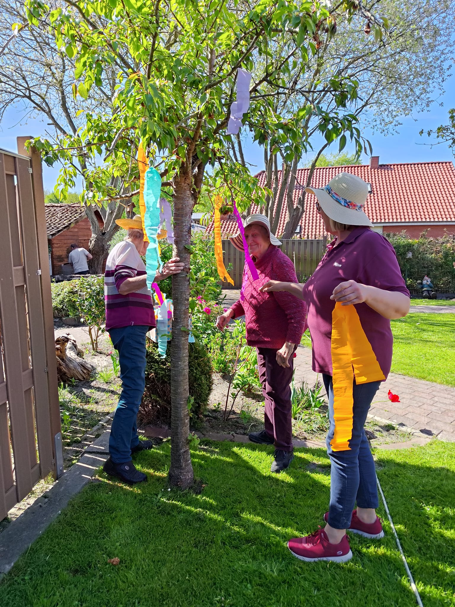 Frühlingsfest mit Maibaum im Garten
