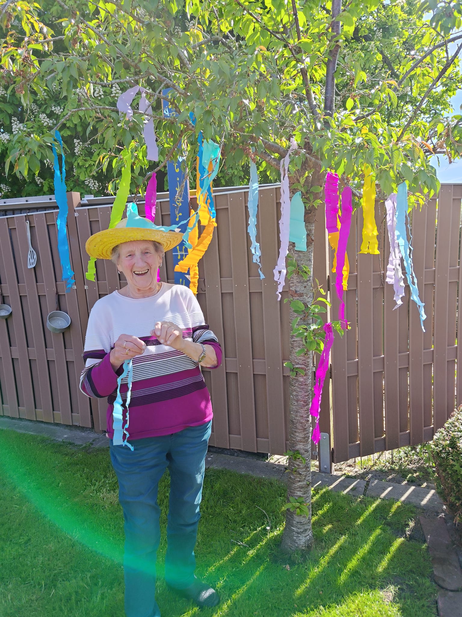 Seniorin beim Gartenfest