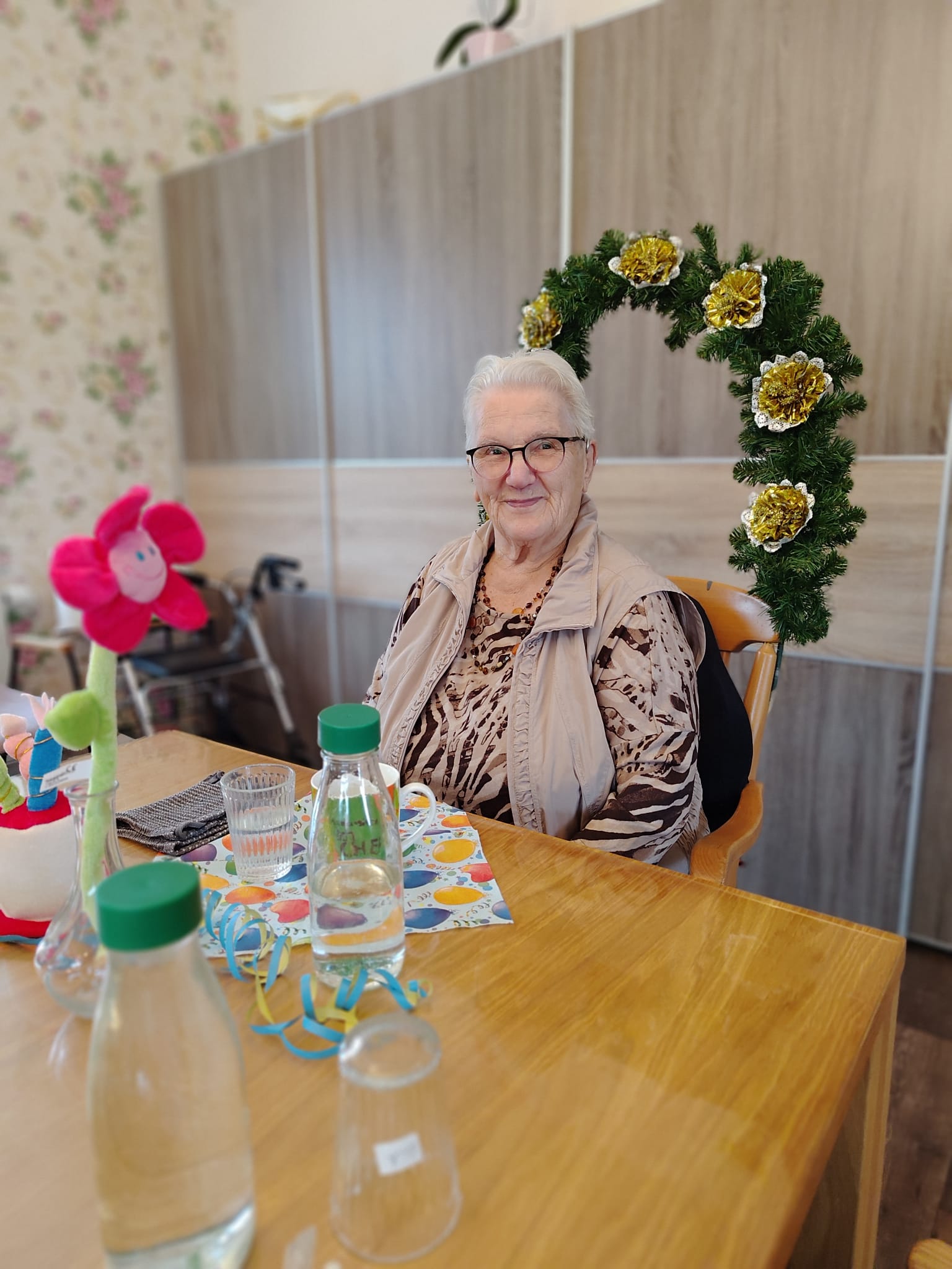 Gemütlicher Essbereich mit festlicher Dekoration