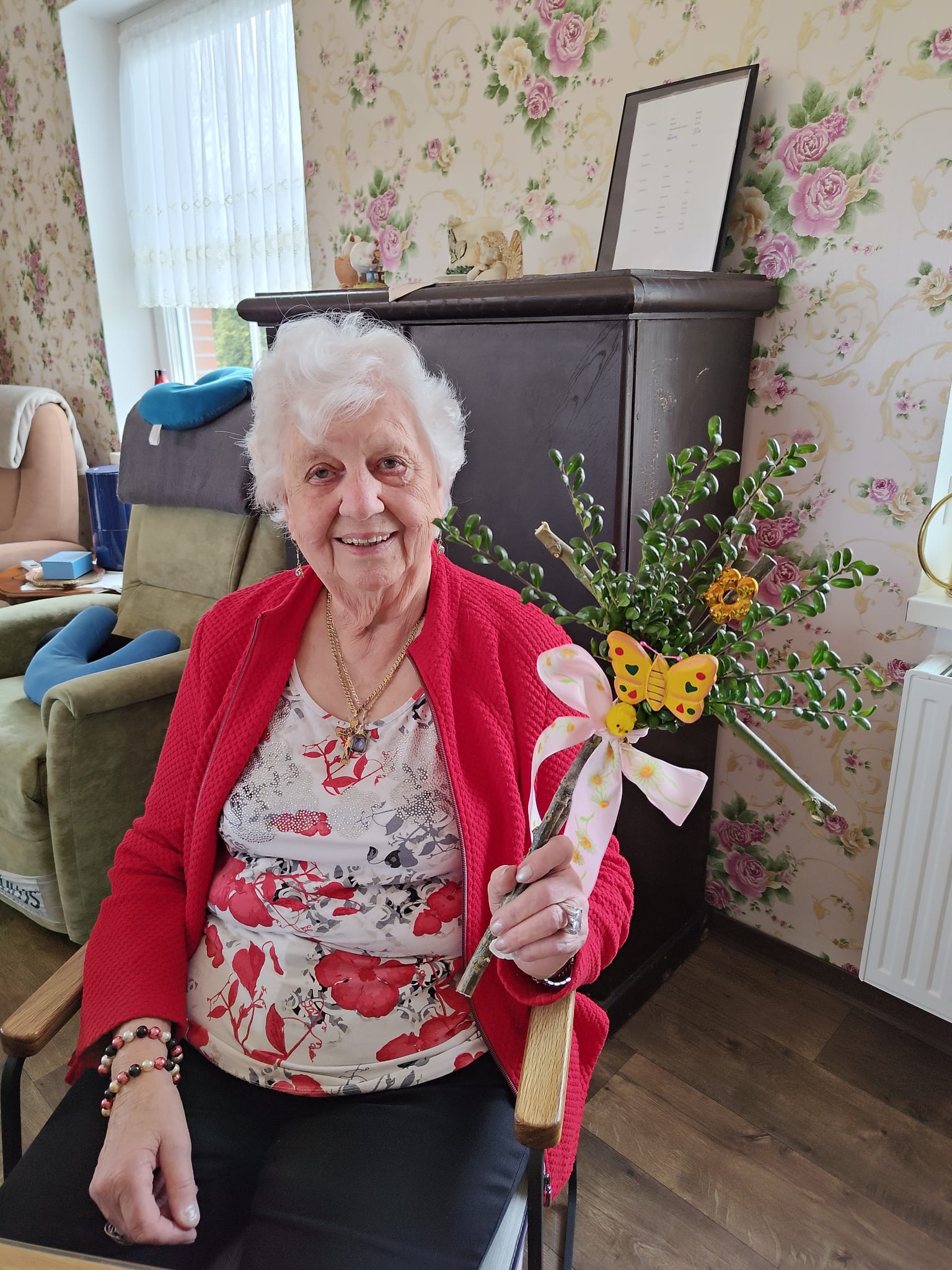 Seniorin mit Blumenstrauß im Aufenthaltsraum