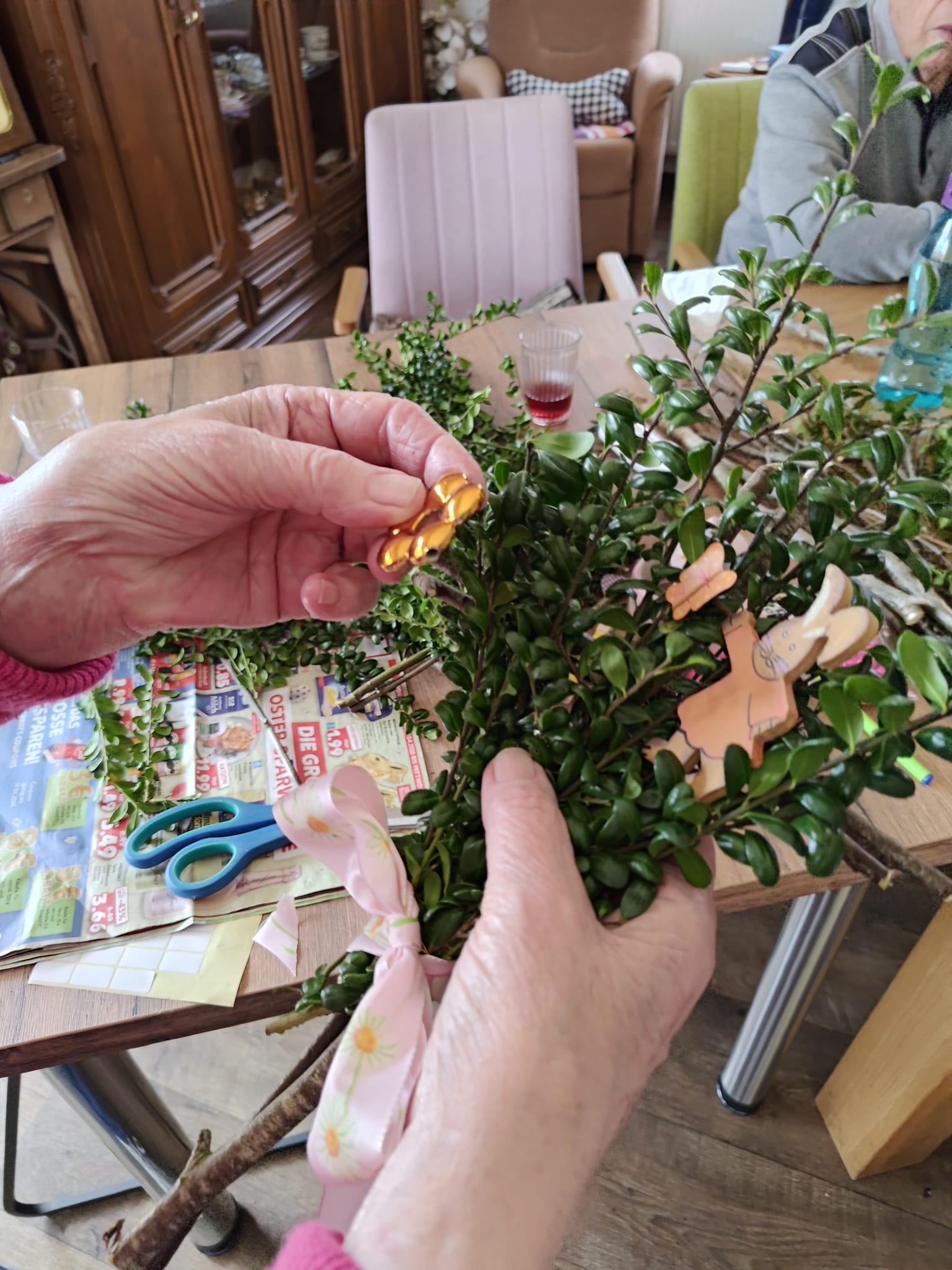 Seniorin bei Aktivität im Raum