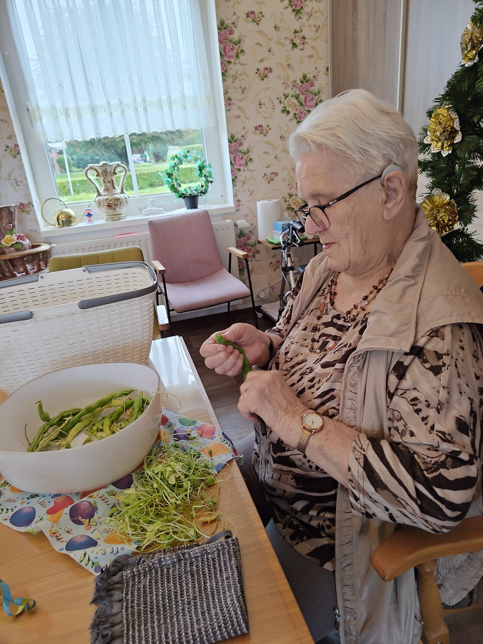 Seniorin bei gemütlicher Aktivität im Raum
