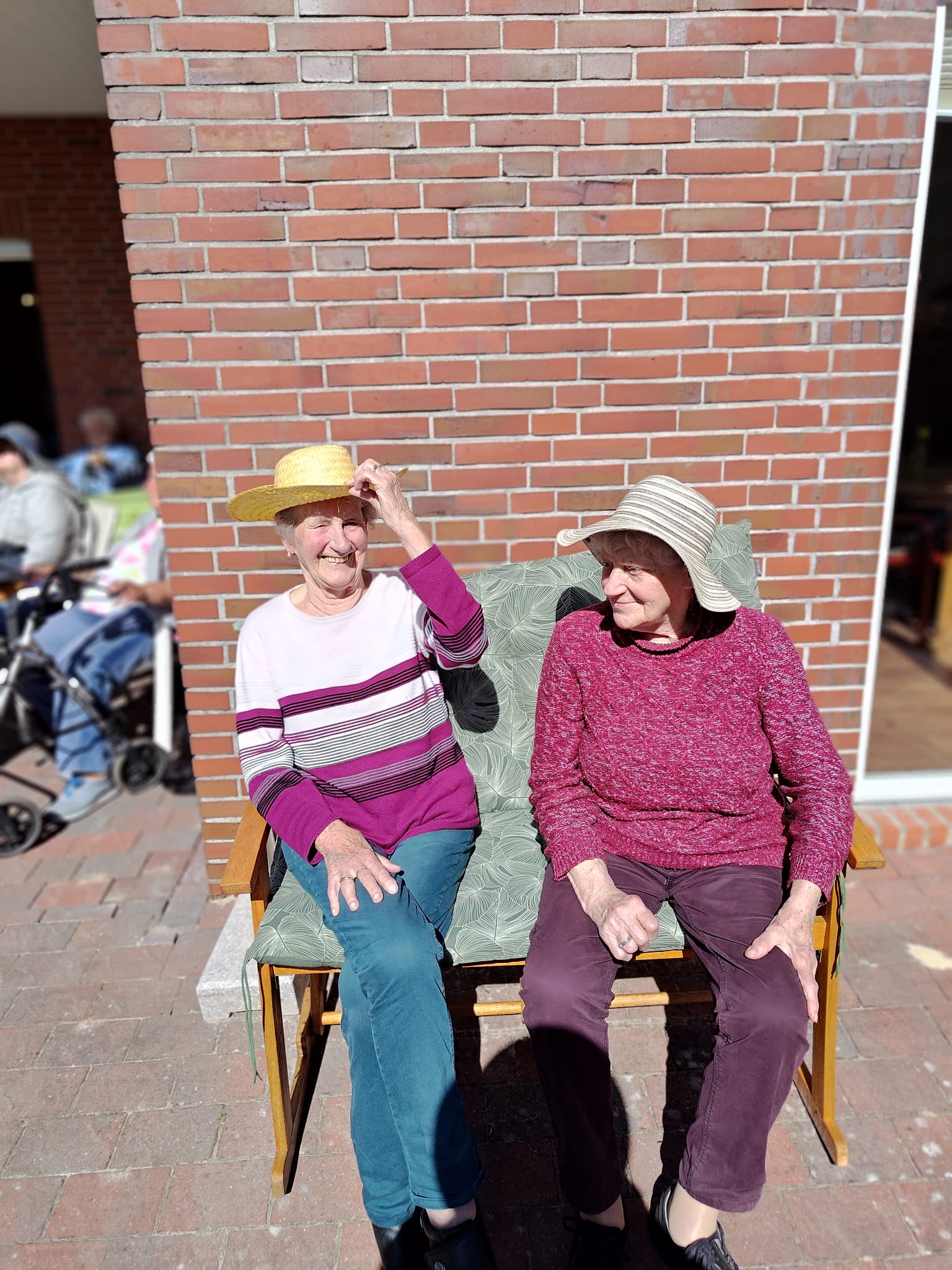 Fröhliche Senioren auf der Terrasse
